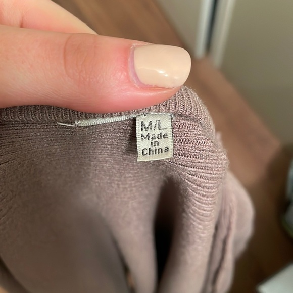 Beautiful soft lilac sweater - Picture 3 of 3